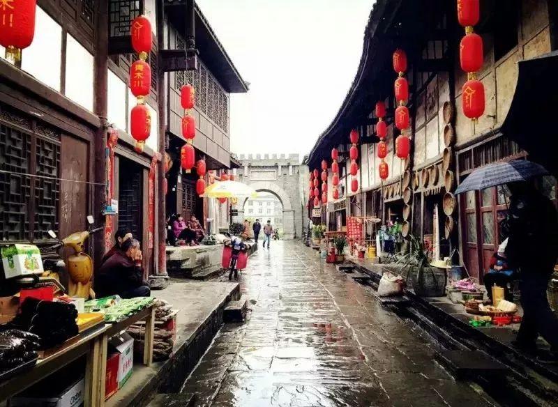 皮肤有点黄，穿哪个颜色好看？游戏画面